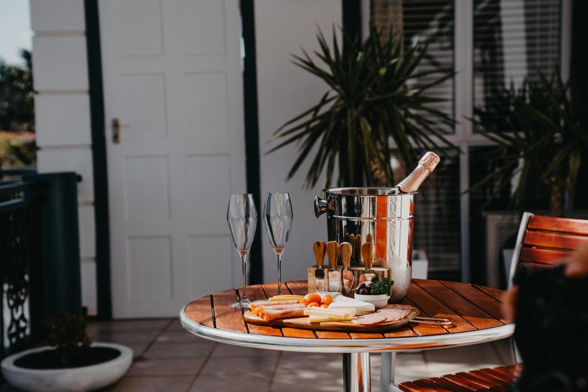 Pictures Guest House Boutique Hotel Оудсхорн Екстериор снимка