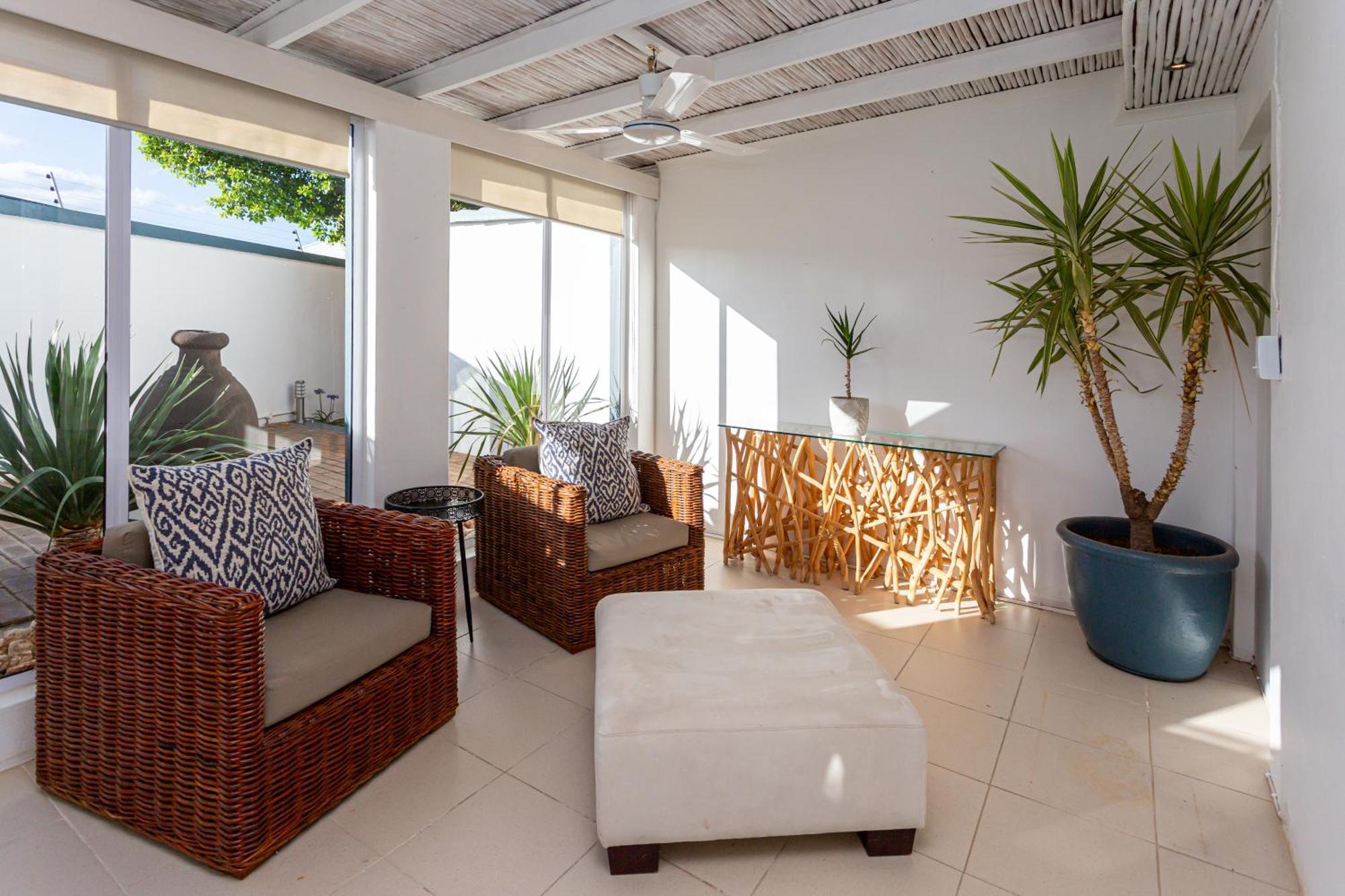 Pictures Guest House Boutique Hotel Оудсхорн Екстериор снимка