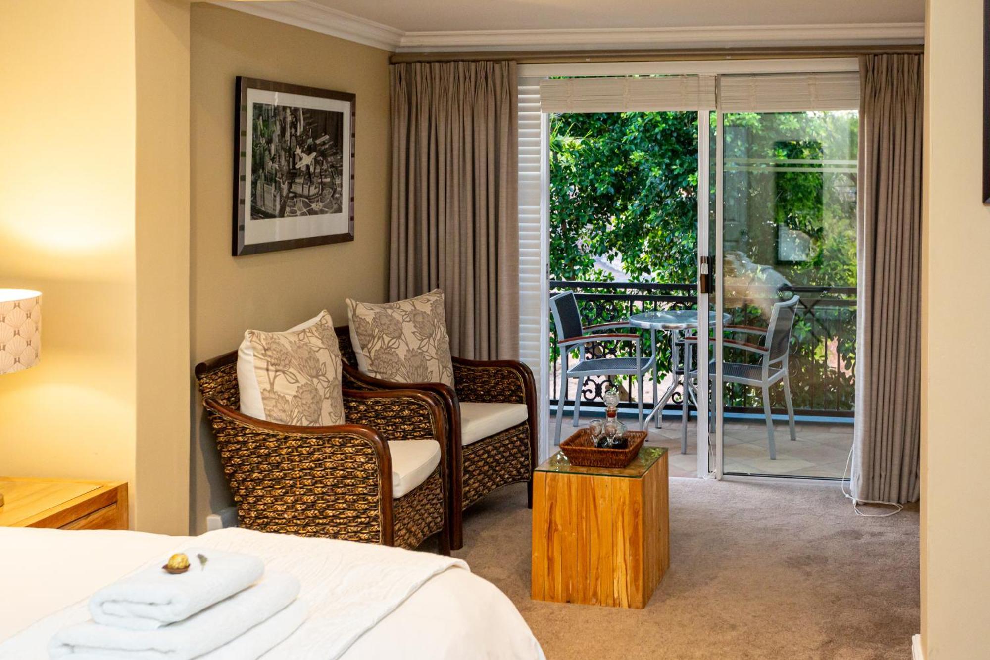 Pictures Guest House Boutique Hotel Оудсхорн Екстериор снимка