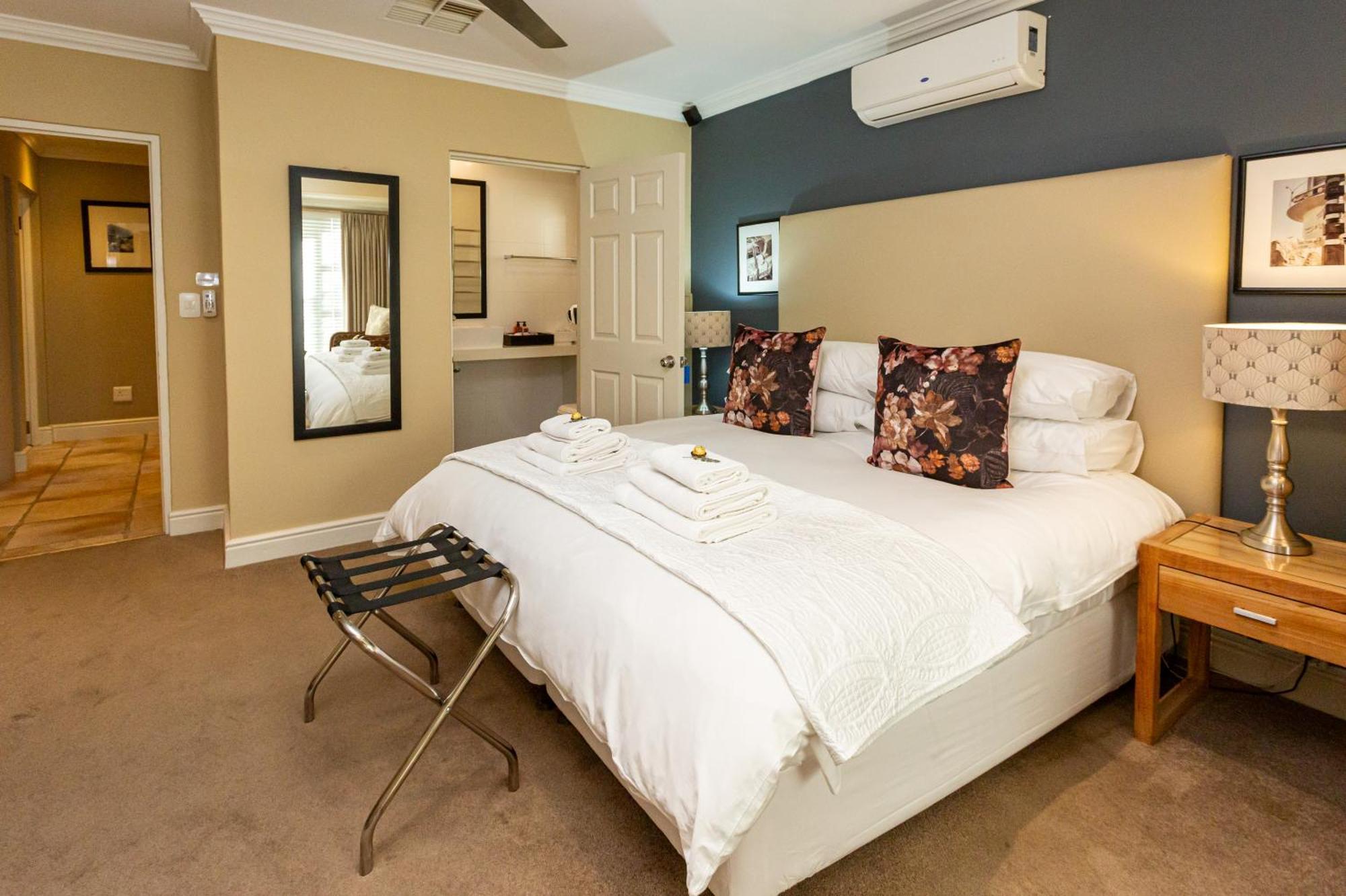 Pictures Guest House Boutique Hotel Оудсхорн Екстериор снимка